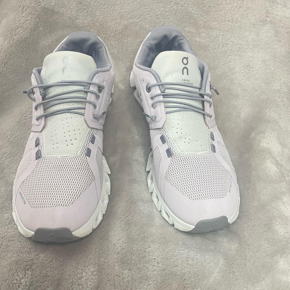 5C. ON RUNNING Cloud 5 Women / Adult shoe size Women’s size 9.5